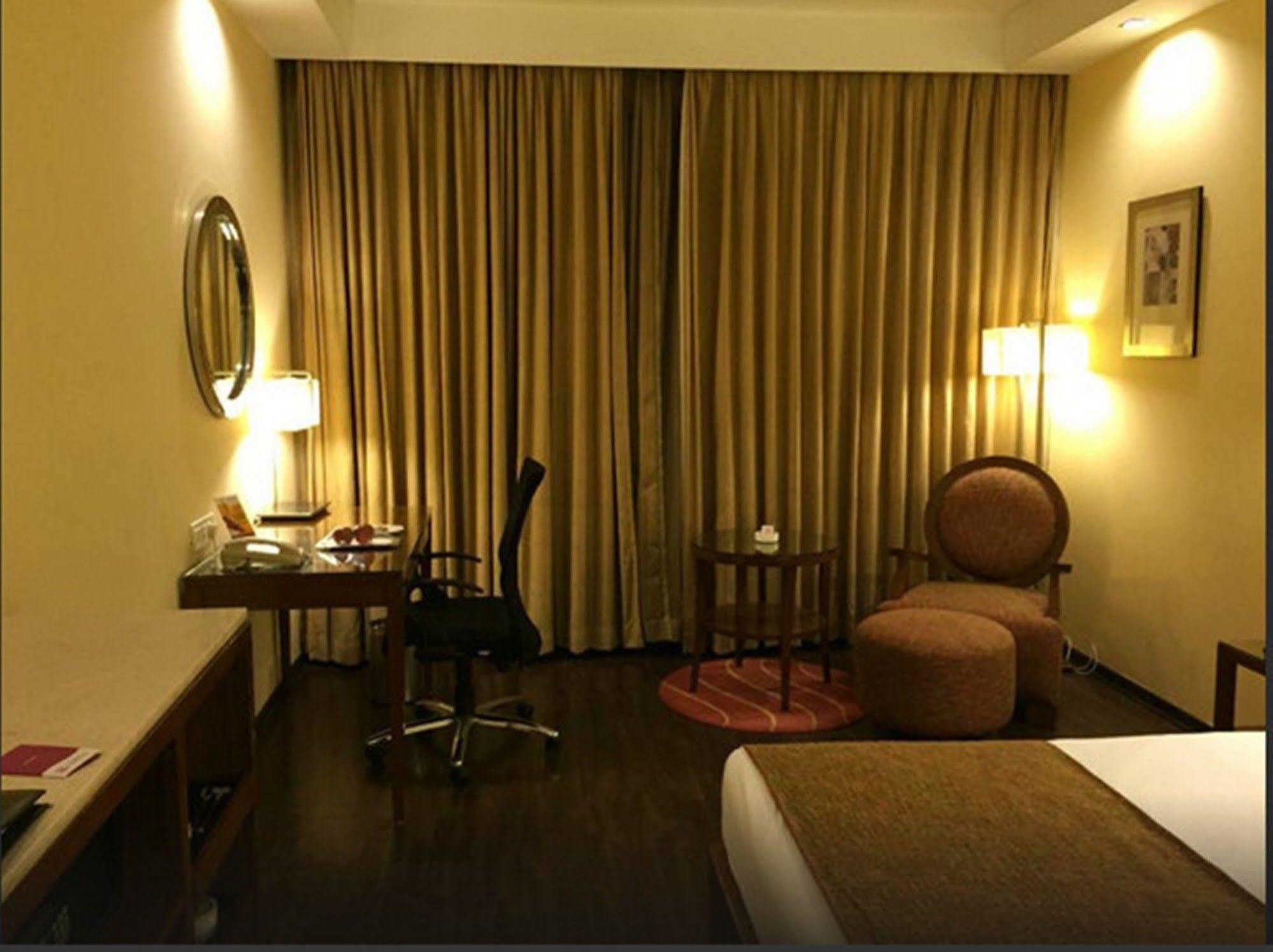 Royal Orchid Central Bangalore, Mg Road Bagian luar foto